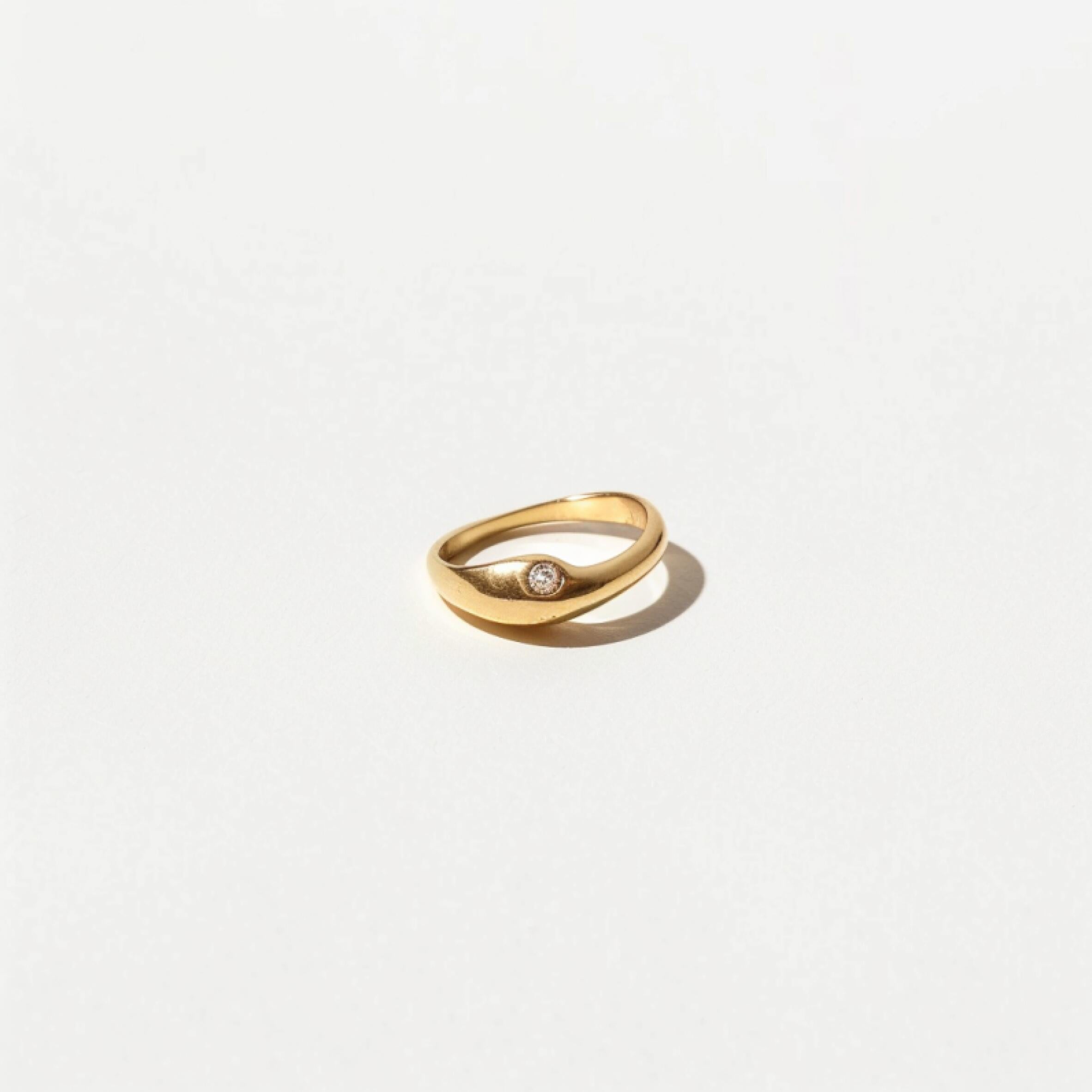 anillo con brillante